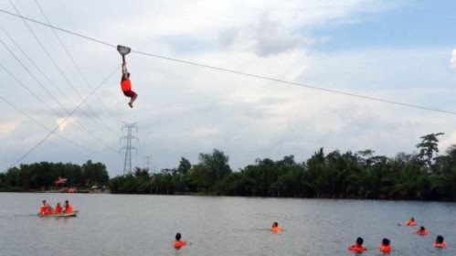Đu dây nhảy sông là trò chơi mạo hiểm ở KDL Bò Cạp Vàng - Ảnh: Như Lịch Đu dây nhảy sông là trò chơi mạo hiểm ở KDL Bò Cạp Vàng - Ảnh: Như Lịch