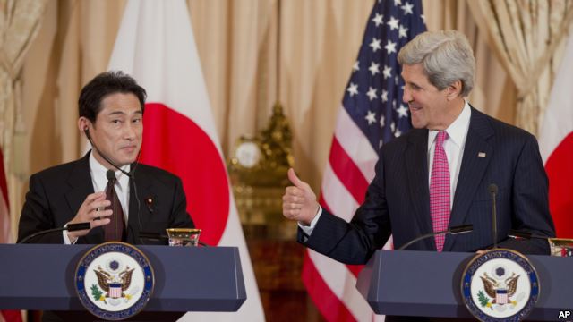 Bộ trưởng Ngoại giao Nhật Bản Fumio Kishida và Ngoại trưởng Mỹ John Kerry tại cuộc họp ở Washington, 7/2/2014