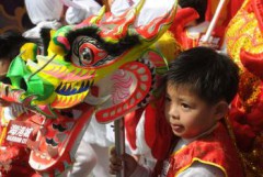 Một chú bé đang cầm đầu rồng, một loài vật linh thiêng trong văn hóa Trung Quốc, trong dịp Năm Mới tại một trung tâm mua sắm ở Hongkong (Mike Clarke/AFP/Getty Images)