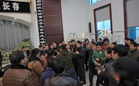 Cảnh ẩu đả xảy ra trong lễ tang nghệ sĩ Lục Linh Đồng.