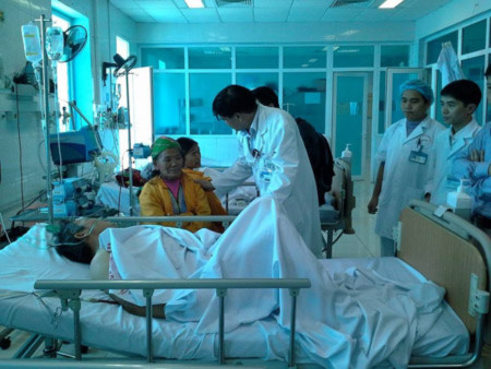 Bác sĩ Bệnh viện Bạch Mai thăm khám cho các bệnh nhân tại Bệnh viện Đa khoa tỉnh Lai Châu. Bác sĩ Bệnh viện Bạch Mai thăm khám cho các bệnh nhân tại Bệnh viện Đa khoa tỉnh Lai Châu.