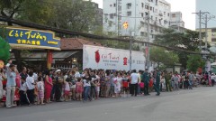 Mặc dù đến hơn 19h, lễ rước Tết Nguyên tiêu tại trung tâm văn hóa quận 5 mới diễn ra, nhưng từ lúc 15h, đã có hàng trăm người đứng dọc hai bên đường chờ xem.