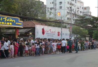 Mặc dù đến hơn 19h, lễ rước Tết Nguyên tiêu tại trung tâm văn hóa quận 5 mới diễn ra, nhưng từ lúc 15h, đã có hàng trăm người đứng dọc hai bên đường chờ xem.