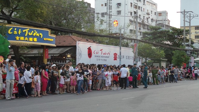 Mặc dù đến hơn 19h, lễ rước Tết Nguyên tiêu tại trung tâm văn hóa quận 5 mới diễn ra, nhưng từ lúc 15h, đã có hàng trăm người đứng dọc hai bên đường chờ xem.