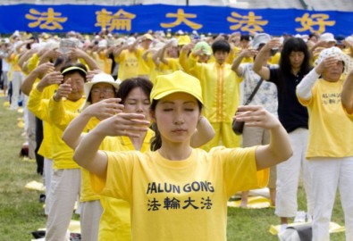 Hàng trăm học viên Pháp Luân Công thực hành các bài tập trên bãi cỏ lớn phía trước Tòa nhà quốc hội Mỹ vào ngày 12 tháng 7 trước một cuộc mít tinh lớn nêu lên vấn đề đàn áp Pháp Luân Công ở Trung Quốc. (Ma Youzhi / The Epoch Times)