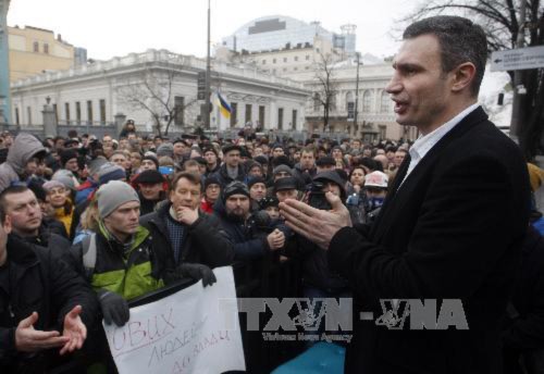 Chủ tịch Đảng UDAR đối lập của Ukraine Vitali Klitschko (phải) phát biểu trước những người ủng hộ bên ngoài tòa nhà Quốc hội Ukraine ở Kiev ngày 23/2. AFP/ TTXVN Chủ tịch Đảng UDAR đối lập của Ukraine Vitali Klitschko (phải) phát biểu trước những người ủng hộ bên ngoài tòa nhà Quốc hội Ukraine ở Kiev ngày 23/2. AFP/ TTXVN