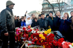 Bà Catherine Ashton, đại diện ngoại giao châu Âu đang chụp hình tại khu tưởng niệm tạm thời những người thiệt mạng do biểu tình chống chính phủ tại Quảng trường Độc lập, Kiev hôm 24/2/2014
AFP photo