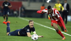 Đội trưởng Michael Vidic của M.U (áo đen) bị cầu thủ của Olympiakos Michael Olaitan dễ dàng vượt qua - Ảnh: Reuters