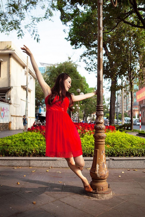 cô gái múa ba lê an-tuong-bo-anh-mua-ba-le-tren-duong-pho-sai-gon