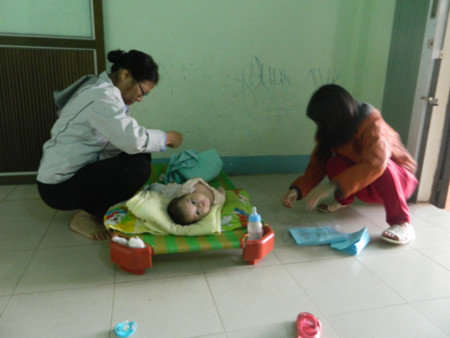 Sơ Hiện đang chăm sóc bé Lâm Bích Phương Thảo Sơ Hiện đang chăm sóc bé Lâm Bích Phương Thảo