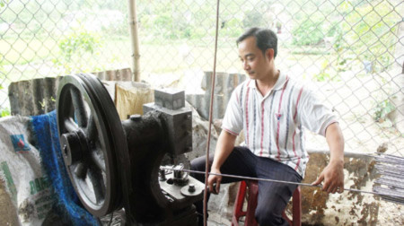Nguyễn Trí Vinh tại xưởng inox của mình. Nguyễn Trí Vinh tại xưởng inox của mình.
