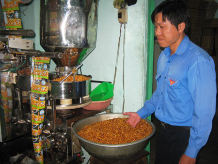 Trần Xuân Cường giới thiệu sản phẩm. Trần Xuân Cường giới thiệu sản phẩm.