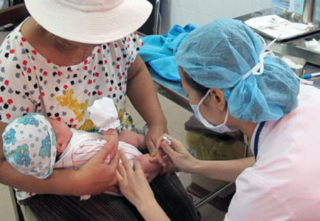 Số người đưa con đến chích ngừa gia tăng khiến vắc xin trở nên khan hiếm. Số người đưa con đến chích ngừa gia tăng khiến vắc xin trở nên khan hiếm.