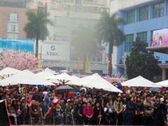 Hàng nghìn người đội mưa tham dự lễ hội. Chương trình này nhận được sự quan tâm, hỗ trợ của nhiều trường ĐH, CĐ, các công ty, nghệ sĩ đến từ Nhật Bản và Việt Nam.