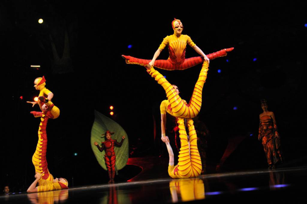 Ảnh: Các diễn viên nhào lộn Cirque du Soleil mặc trang phục giống loài kiến biểu diễn ở Big Top Ten tại Sydney vào tháng 9 năm 2012. Trao đổi không lời giữa các diễn viên nhào lộn là một hình thức của Khí. (ROMEO GACAD/AFP/GettyImages)