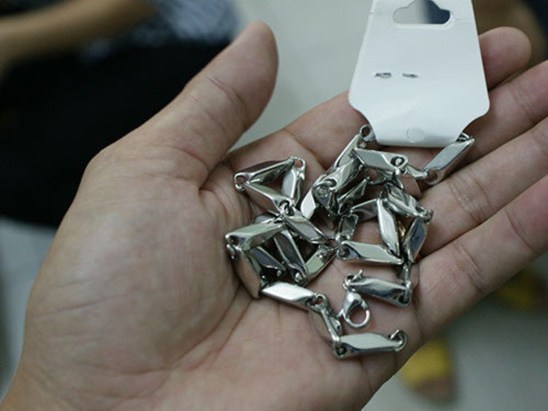 Các mẫu trang sức xi mạ nhiễm chì và cadimi bị tạm giữ chờ tiêu hủy Các mẫu trang sức xi mạ nhiễm chì và cadimi bị tạm giữ chờ tiêu hủy