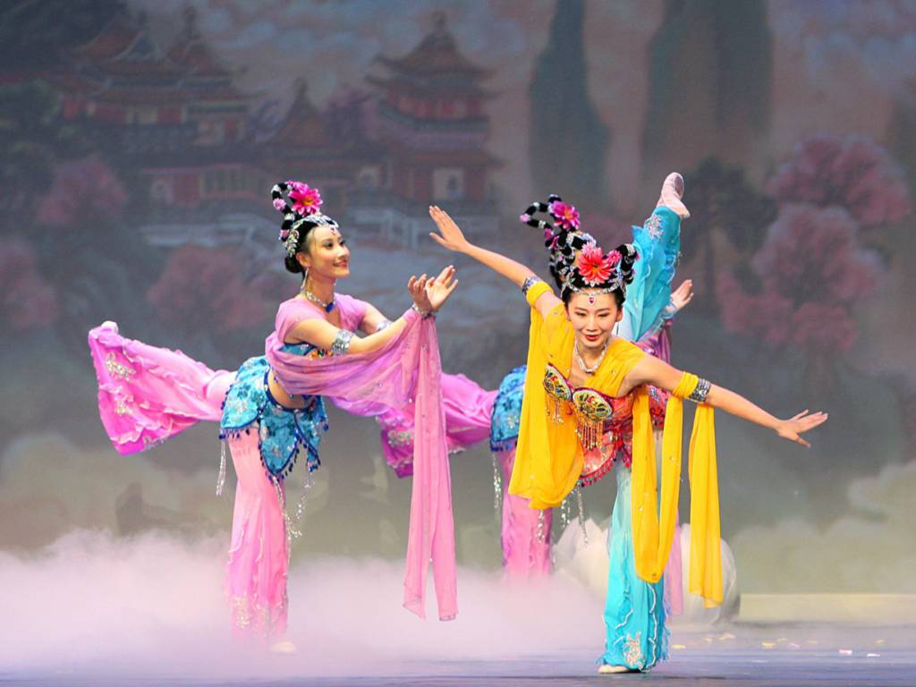 Các nghệ sĩ của đoàn biểu diễn Nghệ Thuật Thần Vận đang trình diễn những bài múa đặc trưng của nghệ thuật múa cổ điển Trung Hoa. Trung Y cũng có một giả thuyết giải thích về tác dụng chữa bệnh và giáo dục của trình diễn nghệ thuật.