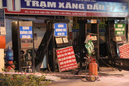 Các trụ xăng hư hỏng nặng sau khi vụ nổ xảy ra Các trụ xăng hư hỏng nặng sau khi vụ nổ xảy ra
