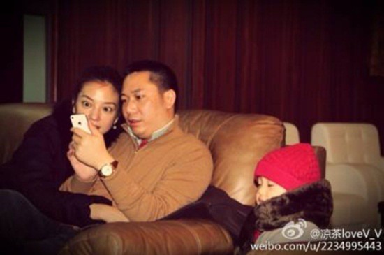 Triệu Vy bị soi ảnh ngồi khi đi máy bay riêng với chồng con 2