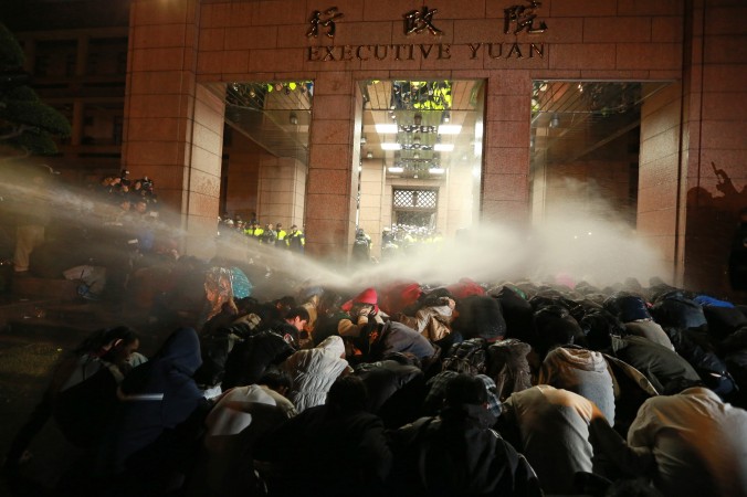 Vòi rồng phun vào nhữn người biểu tình ở bên ngoài Viện Hành Chính, thủ đô Đài Bắc vào sáng sớm ngày 24 tháng Ba năm 2014. Các cuộc biểu tình xảy ra sau khi tổng thống Mã Anh Cửu ký kết một thỏa thuận thương mại đầy tranh cãi với Hoa lục (Ảnh STR/AFP/Getty)