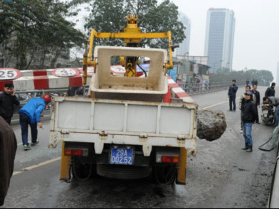 Chiếc xe cẩu gây tai nạn mang biển số xanh 29A 002.52 (Ảnh: Ngọc Thành) Chiếc xe cẩu gây tai nạn mang biển số xanh 29A 002.52 (Ảnh: Ngọc Thành)