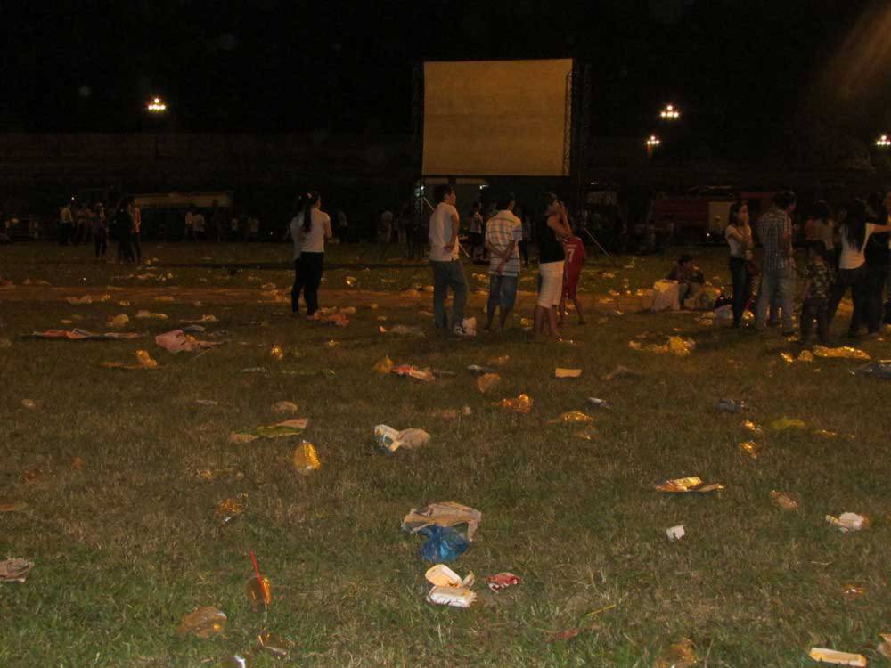 Rác thải vương vãi khắp nơi sau buổi khai mạc Festival 2014 Rác thải vương vãi khắp nơi sau buổi khai mạc Festival 2014