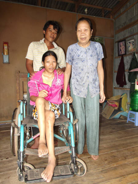 Vợ chồng Đặng - Mai và bà Nguyễn Thị Tám. Vợ chồng Đặng - Mai và bà Nguyễn Thị Tám.