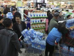 Dân chúng mua nước đóng chai để dự trữ sau khi hệ thống nước máy Lan Châu bị nhiễm chất benzen - REUTERS /Stringer