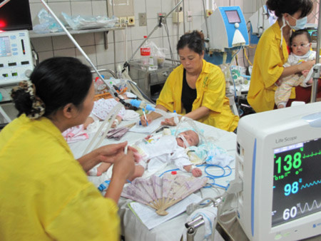 Những ca mắc sởi biến chứng nặng đang được điều trị ở khoa Nhi, BV Bạch Mai.