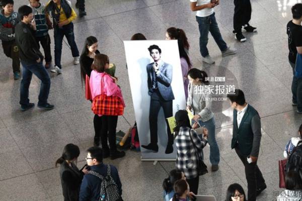 Kim Soo Hyun gặp fan cuồng bám riết trên máy bay 12