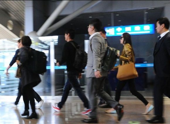 Kim Soo Hyun và Jeon Ji Hyun buồn và mệt mỏi tại sân bay 10