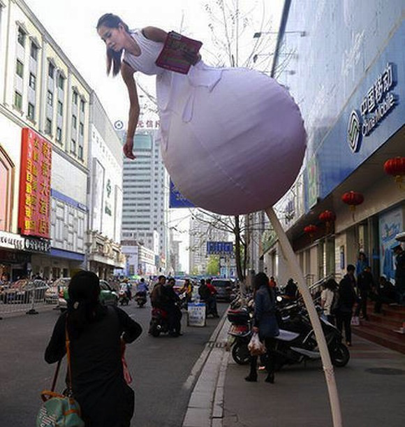 Cô gái trong quả trứng “giáng trần” phát tờ rơi trên đường phố Trung Quốc