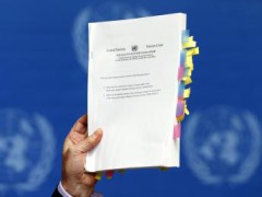 Bản báo cáo dày 372 trang do ông Michael Kirby, trưởng ban điều tra về nhân quyền tại Bắc Triều Tiên công bố trong cuộc họp báo tại trụ sở Liên Hiệp Quốc ở Genève ngày 17/02/2014.
REUTERS/Denis Balibouse