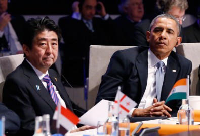 Thủ tướng Nhật Bản Shinzo Able và Tổng thống Mỹ Barack Obama (bên phải) tham dự phiên họp khai mạc tại Hội nghị thượng đỉnh về an ninh hạt nhân 2014, ngày 24 thán 3,2014 tại Hague, Hà Lan. (Yves Herman/Getty Images)