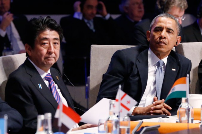 Thủ tướng Nhật Bản Shinzo Able và Tổng thống Mỹ Barack Obama (bên phải) tham dự phiên họp khai mạc tại Hội nghị thượng đỉnh về an ninh hạt nhân 2014, ngày 24 thán 3,2014 tại Hague, Hà Lan. (Yves Herman/Getty Images)