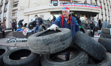 Người biểu tình ủng hộ ly khai ở Donetsk lập lũy phòng thủ.