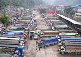 Xe tải xếp kín khu vực cửa khẩu Tân Thanh để chờ được xuất hàng
