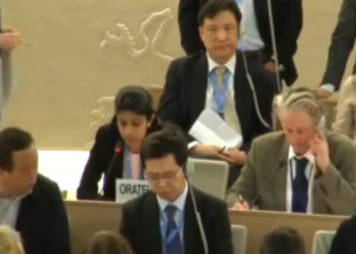 Vani Selvarajah (ở giữa bên trái) đệ đơn lên Hội Đồng Nhân Quyền Liên Hiệp Quốc (United Nations Human Rights Council) tại Geneva vào ngày 20 tháng Ba 2014. (Epoch Times/screenshot/webtv.un.org)