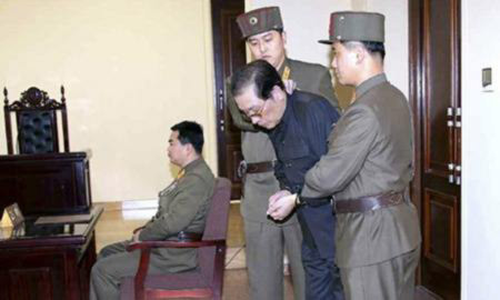 Người chú rể quyền lực của nhà đạo Kim Jong-un Jang Song-taek bị trói và bị dẫn ra tòa. Ảnh Reuters/Yonhap Người chú rể quyền lực của nhà đạo Kim Jong-un Jang Song-taek bị trói và bị dẫn ra tòa. Ảnh Reuters/Yonhap