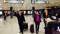 Hai vợ chồng TS Cù Huy Hà Vũ tại sân bay Dulles, Washington DC