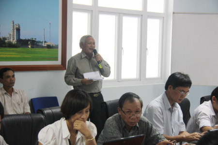Đại diện người dân xã Bình Trị, huyện Bình Sơn phản ánh tại buổi đối thoại. Đại diện người dân xã Bình Trị, huyện Bình Sơn phản ánh tại buổi đối thoại.