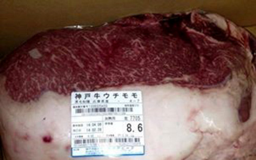 Hình ảnh số ID trên bao bì thịt bò Kobe tại cửa hàng được người bán cho là dấu hiệu đảm bảo hàng xịn xách tay từ Nhật. Hình ảnh số ID trên bao bì thịt bò Kobe tại cửa hàng được người bán cho là dấu hiệu đảm bảo hàng xịn xách tay từ Nhật.