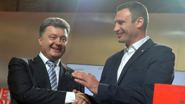 Ông Poroshenko (trái) xuất hiện trên sân khấu cùng đồng minh Klitschko