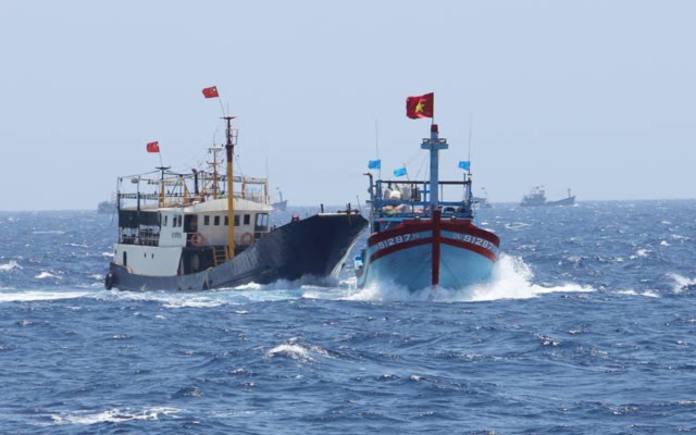 Tàu Qna 91297 bị tàu Trung Quốc đâm vào mạn sườn. 