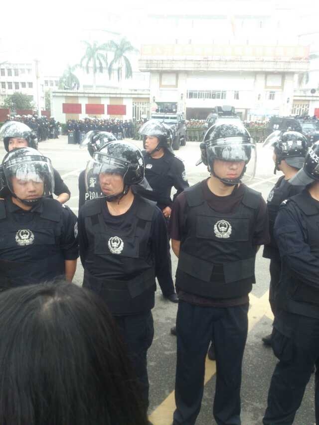 Lực lượng cảnh sát được huy động để trấn áp người biểu tỉnh tại cuộc họp báo của chính quyền thành phố Mậu Danh ngày 03 tháng 04. (Hình ảnh Network )