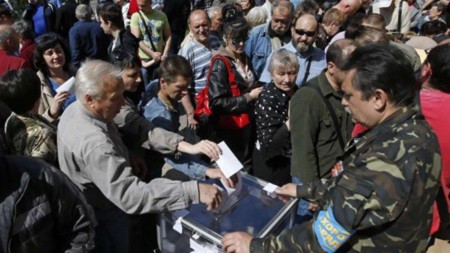 người dân Đông Ukraine lũ lượt đi bỏ phiếu trưng cầu dân ý 