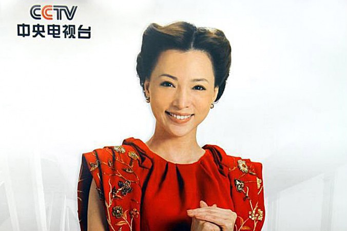 Đổng Khanh – một phát thanh viên nổi tiếng của đài Truyền hình Trung Ương Trung Quốc, ảnh trên một tờ quảng cáo của CCTV, năm 2013. Năm nay, cô đã đến Hoa Kỳ để sinh con ( Ảnh chụp màn hình / CCTV )