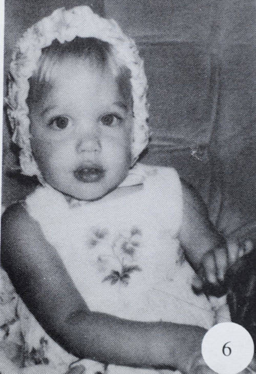 Ngắm loạt ảnh từ nhỏ đến khi trưởng thành của Angelina Jolie 1 Ngắm loạt ảnh từ nhỏ đến khi trưởng thành của Angelina Jolie 1