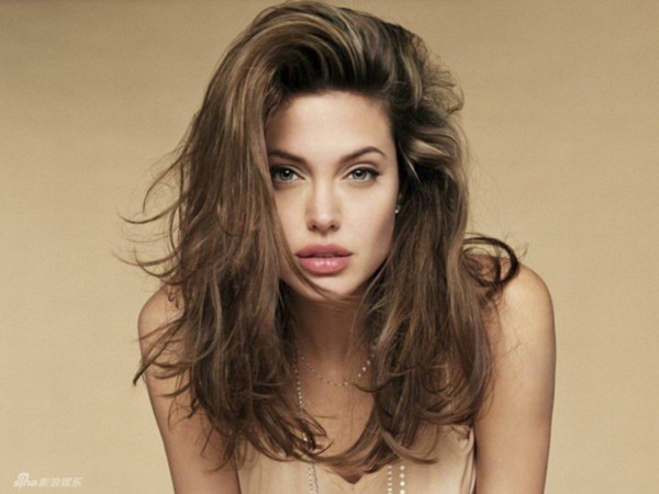 Ngắm loạt ảnh từ nhỏ đến khi trưởng thành của Angelina Jolie 15 Ngắm loạt ảnh từ nhỏ đến khi trưởng thành của Angelina Jolie 15