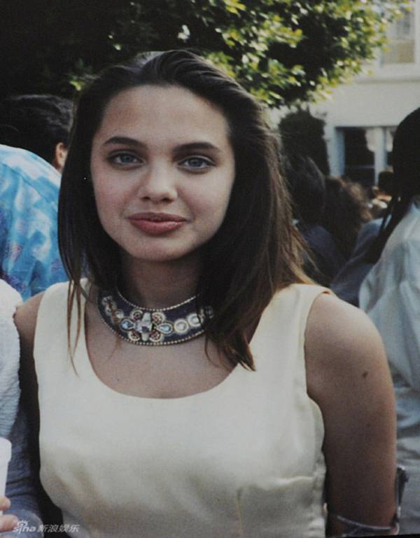 Ngắm loạt ảnh từ nhỏ đến khi trưởng thành của Angelina Jolie 9 Ngắm loạt ảnh từ nhỏ đến khi trưởng thành của Angelina Jolie 9